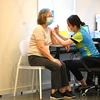 Nhân viên y tế tiêm vaccine ngừa COVID-19 của Sinovac cho người dân tại Hong Kong, Trung Quốc. (Ảnh: AFP/TTXVN)