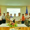 Đại diện Công ty King Technologies Co.,Ltd (OpenNet) và Quỹ phát triển nguồn nhân lực trong cộng đồng người gốc Việt tại Campuchia ký thỏa thuận tài trợ học bổng cho sinh viên người gốc Việt. (Ảnh: Trần Long/TTXVN)