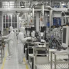 Công nhân làm việc tại nhà máy Naka của Hãng sản xuất chip Renesas Electronics ở Hitachinaka, tỉnh Ibaraki, Nhật Bản. (Ảnh: AFP/TTXVN)