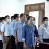 Các bị cáo trong vụ để lộ đề thi công chức tỉnh Phú Yên 2017-2018 trong phiên xử sơ thẩm tại TAND tỉnh Phú Yên. (Ảnh: Phạm Cường/TTXVN)