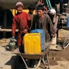 Trẻ em làm việc tại một xưởng cơ khí ở Ghazni, Afghanistan. (Ảnh: AFP/TTXVN)