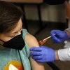 Nhân viên y tế tiêm vaccine ngừa COVID-19 cho trẻ em tại Bloomfield Hills, bang Michigan, Mỹ. (Ảnh: AFP/TTXVN)