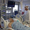Nhân viên y tế điều trị cho bệnh nhân COVID-19 tại bệnh viện ở Tel Aviv, Israel, ngày 11/2/2021. (Ảnh: AFP/TTXVN)