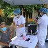 Nhân viên y tế tiêm vaccine phòng COVID-19 cho người dân tại huyện Thạch An, tỉnh Cao Bằng. (Ảnh: Chu Hiệu/TTXVN)
