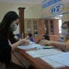 Người lao động đến Bảo hiểm xã hội tỉnh Đắk Lắk hỏi thủ tục và quy trình nhận hỗ trợ từ Nghị quyết 116. (Ảnh: Hoài Thu/TTXVN)