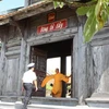 Chùa Song Tử Tây đón cán bộ, chiến sỹ Vùng 4 Hải quân ra thăm đảo. Sự hiện diện của những ngôi chùa trên các đảo nhằm khẳng định chủ quyền lâu đời của dân tộc Việt Nam. (Nguồn: TTXVN)
