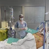 Điều trị cho bệnh nhân nhiễm COVID-19 tại bệnh viện ở Marseille, Pháp. (Ảnh: AFP/TTXVN)