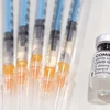 Vaccine ngừa COVID-19 của Pfizer-BioNTech và ống bơm tiêm tại một bệnh viện ở Chiba, Nhật Bản ngày 19/2/2021. (Ảnh: AFP/TTXVN)