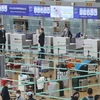 Hành khách mắc kẹt tại sân bay Gimpo ở Seoul, Hàn Quốc sau sự cố máy tính khiến hàng loạt chuyến bay bị hoãn hủy ngày 12/11/2021. (Ảnh: Yonhap/TTXVN)