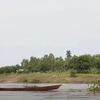 Một người đàn ông băng qua sông Oti trên một chiếc canô. (Nguồn: africa.cgtn.com)