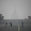 Khói mù ô nhiễm bao phủ bầu trời thủ đô New Delhi, Ấn Độ, ngày 4/11/2021. (Ảnh: AFP/TTXVN)