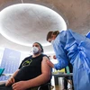 Nhân viên y tế tiêm vaccine phòng COVID-19 cho người dân tại Cologne, miền tây nước Đức. (Ảnh: AFP/TTXVN)
