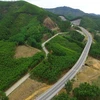 Một đoạn cao tốc La Sơn-Túy Loan nhìn từ trên cao. (Ảnh: Huy Hùng/TTXVN)