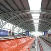 Hoàn thiện đường ray trên cao tuyến metro số 1 Bến Thành-Suối. (Ảnh: TTXVN phát)
