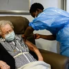 Nhân viên y tế tiêm vaccine ngừa COVID-19 cho người dân tại Brussels, Bỉ. (Ảnh: AFP/TTXVN)