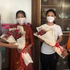 Tổng lãnh sự Việt Nam tại Preah Sihanouk Vũ Ngọc Lý (trái) và đại diện công ty OpenNet chúc mừng hai cô giáo Nguyễn Thị Sương (áo đỏ) và Trần Thị Hoài An. (Ảnh: Trần Long/TTXVN)