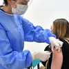 Nhân viên y tế tiêm vaccine phòng COVID-19 cho người dân tại Cailungo, San Marino, Italy, ngày 29/3/2021. (Ảnh: AFP/TTXVN)