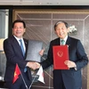 Bộ trưởng Nguyễn Hồng Diên (trái) và Thống đốc tỉnh Wakayama (phải) trao đổi ký biên bản ghi nhớ. (Ảnh: Đào Thanh Tùng/TTXVN)