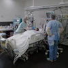 Nhân viên y tế điều trị cho bệnh nhân mắc COVID-19 tại một bệnh viện ở Colmar, Pháp. (Ảnh: AFP/TTXVN)