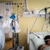 Điều trị cho bệnh nhân nhiễm COVID-19 tại Bratislava, Slovakia. (Ảnh: AFP/TTXVN)