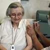 Tiêm vaccine ngừa COVID-19 cho người dân tại Paris, Pháp. (Ảnh: AFP/TTXVN)