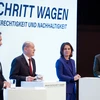 Lãnh đạo đảng Dân chủ Tự do (FDP) Christian Lindner, ứng viên Thủ tướng của đảng Dân chủ Xã hội (SPD) Olaf Scholz, đồng lãnh đạo đảng Xanh Annalena Baerbock và Robert Habeck trong cuộc họp báo tại Berlin, sau khi các đảng đạt thoả thuận liên minh thành lậ