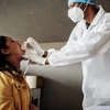 Nhân viên y tế lấy mẫu xét nghiệm COVID-19 tại Richmond, Johannesburg, Nam Phi ngày 18/12/2020. (Ảnh: AFP/TTXVN)