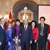 Chủ tịch nước Nguyễn Xuân Phúc và cộng đồng người Việt Nam ở Thuỵ Sỹ. (Ảnh: Thống Nhất/TTXVN)