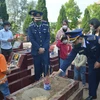 Chính quyền, đồng đội và gia đình đưa hài cốt Đại úy Phạm Văn Huy vào Nghĩa trang Liệt sỹ của xã Tiên Thanh. (Ảnh: TTXVN)