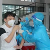 Học sinh có độ tuổi từ 12-14 được tiêm veccine mũi 1 tại điểm tiêm trường Chuyên Biên Hòa, tỉnh Hà Nam. (Ảnh: Đại Nghĩa/TTXVN) 