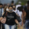 Người dân đeo khẩu trang phòng lây nhiễm COVID-19 tại Brasilia, Brazil. (Ảnh: THX/TTXVN)