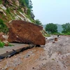 Do ảnh hưởng mưa lớn khiến tảng đá lớn khoảng 35 tấn đã rơi xuống mặt đường tuyến đường chính lên núi Cấm, xã An Hảo, huyện Tịnh Biên, tỉnh An Giang. (Ảnh: Thanh Sang/TTXVN)