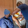Nhân viên y tế tiêm vaccine phòng COVID-19 cho người dân tại Nam Phi, ngày 8/10/2021. (Ảnh: THX/TTXVN)