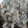 Khối tiền xu cổ được phát hiện ở bờ sông Hiếu. (Nguồn: laodong.vn)