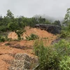 Đèo Khánh Lê, huyện Khánh Vĩnh bị sạt lở, đất đá rơi vãi xuống đường làm giao thông bị ách tắc sáng 11/11. (Ảnh: TTXVN phát)