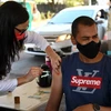Nhân viên y tế tiêm vaccine phòng COVID-19 cho người dân tại Brasilia, Brazil ngày 13/9/2021. (Ảnh: AFP/TTXVN)