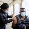 Nhân viên y tế tiêm vaccine phòng COVID-19 cho người dân tại Centurion, Nam Phi ngày 13/8/2021. (Ảnh: AFP/TTXVN)