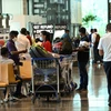 Hành khách đeo khẩu trang phòng dịch COVID-19 tại sân bay quốc tế Changi, Singapore, ngày 15/3/2021. (Ảnh: AFP/TTXVN)