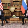 Tổng thống Mỹ Joe Biden (trái) và Tổng thống Nga Vladimir Putin tại hội nghị thượng đỉnh ở Geneva, Thụy Sĩ, ngày 16/6/2021. (Ảnh: AFP/ TTXVN)