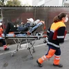 Nhân viên y tế chuyển bệnh nhân COVID-19 tới bệnh viện tại Bucharest, Romania, ngày 4/11/2021. (Ảnh: THX/TTXVN)