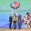 Đại sứ Hoa Kỳ tại Việt Nam, ông Daniel J. Kritenbrink, trao giải thưởng CSR cho Công ty P&G Việt Nam. (Nguồn: thanhnien.vn)