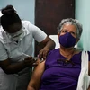 Nhân viên y tế tiêm vaccine phòng COVID-19 cho người dân tại La Habana, Cuba, ngày 14/5/2021. (Ảnh: AFP/TTXVN)