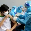 Nhân viên y tế tiêm vaccine phòng COVID-19 cho trẻ từ 12-17 tuổi. (Ảnh: Nguyễn Thanh/TTXVN)