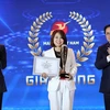 Thủ tướng Phạm Minh Chính và Bộ trưởng Bộ Thông tin và Truyền thông Nguyễn Mạnh Hùng trao giải Vàng cho các doanh nghiệp có Giải pháp số xuất sắc của giải thưởng Sản phẩm công nghệ số Make in Vietnam 2021. (Ảnh: Dương Giang/TTXVN)
