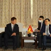 Chủ tịch Quốc hội Vương Đình Huệ tiếp Nghị sỹ Đảng Dân chủ cầm quyền Choi Jae-sung. (Ảnh: Anh Nguyên/TTXVN)