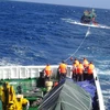 Lực lượng cứu hộ lai dắt một tàu cá gặp nạn trên biển. Ảnh minh họa. (Nguồn: TTXVN phát)