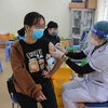 Nhân viên y tế tiêm phòng vắc xin cho người dân trên địa bàn quận Hai Bà Trưng. (Ảnh Mạnh Khánh/TTXVN)