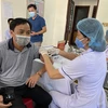 Tiêm phòng vaccine phòng COVID-19 tại Quảng Trị. (Ảnh: Hồ Cầu/TTXVN)