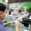 Khách hàng giao dịch tại Hội sở chính Vietcombank, Hà Nội. (Ảnh: Trần Việt/TTXVN)