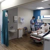 Nhân viên y tế điều trị cho bệnh nhân COVID-19 tại bệnh viện ở London, Anh. (Ảnh: AFP/TTXVN)